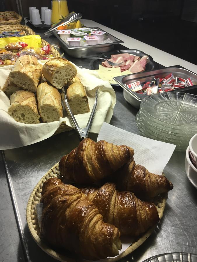 Hotel Restaurant La Garenne Tresserre Bagian luar foto